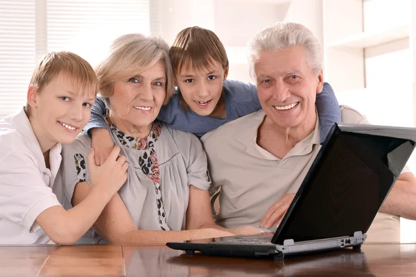 Two boys with their grandparents — Stock Photo, Image