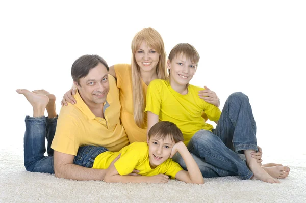 Família de quatro em camisetas amarelas — Fotografia de Stock