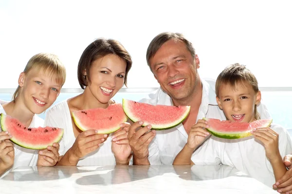 Семья ест арбуз — стоковое фото