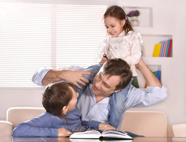 Padre y sus hijos jugando — Foto de Stock