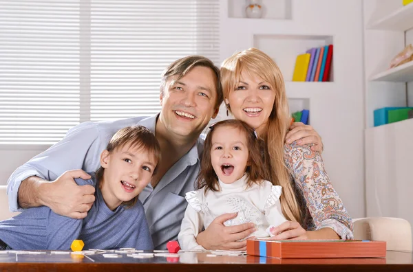 Rodina s dětmi陽気な小さな子ども連れの家族 — Stock fotografie