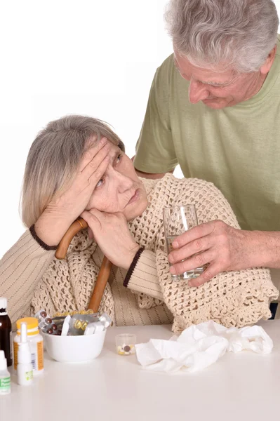 Yaşlı bir adam için hasta bir kadın bakan — Stok fotoğraf