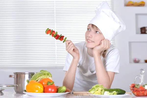 Junge bereitet Mahlzeiten zu — Stockfoto