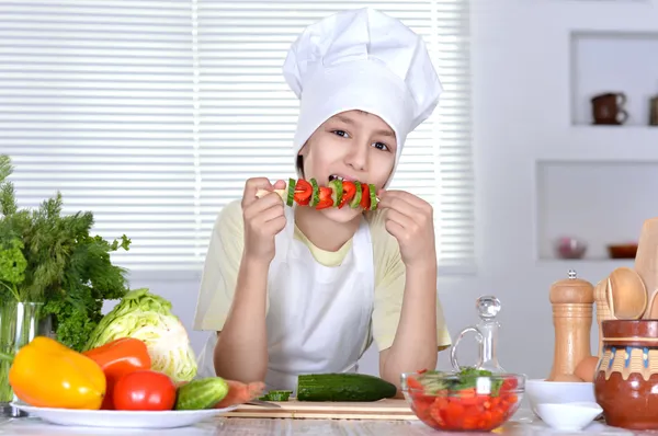 Boy prepares a dish — Stock Photo, Image