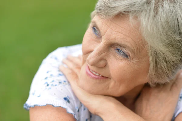 Vrouw op een mooie achtergrond — Stockfoto