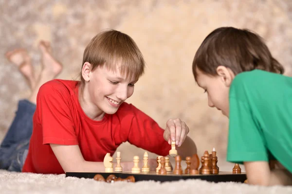 Chicos jóvenes jugando ajedrez — Foto de Stock