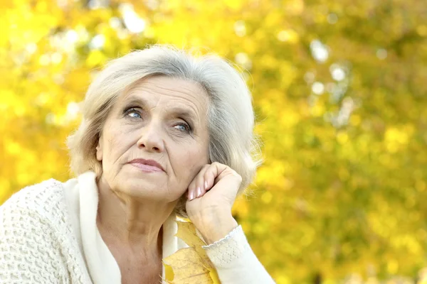 Seniorin zu Fuß — Stockfoto