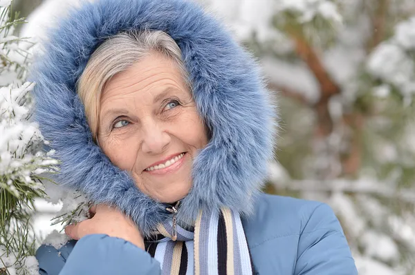 Wanita tua di musim dingin — Stok Foto