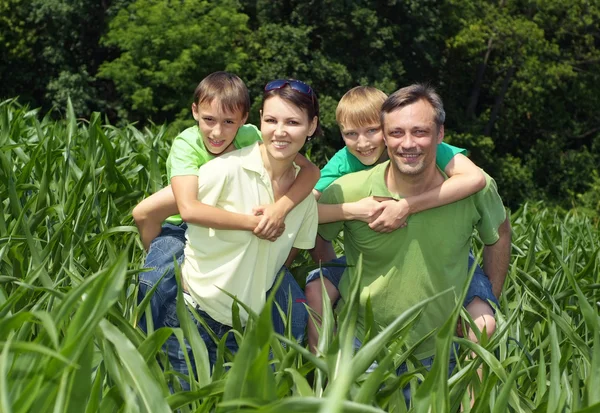 Familia en el jersey verde —  Fotos de Stock