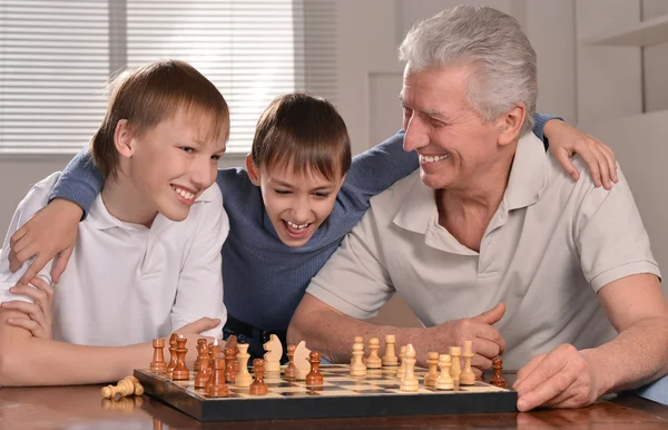 2 つの男の子とチェスの祖父 — ストック写真