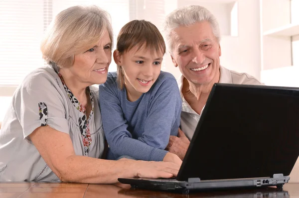 Jongen met zijn grootouders — Stockfoto