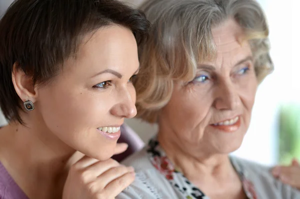Older woman and a young woman — Stock Photo, Image