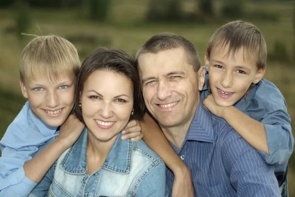 Famiglia felice che riposa insieme — Foto Stock