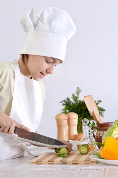 Junge bereitet ein Gericht zu — Stockfoto