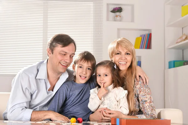 Familie mit fröhlichen Kindern — Stockfoto