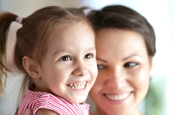 Liten flicka med mamma — Stockfoto