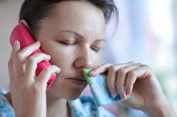 Ung kvinna ringer läkaren — Stockfoto