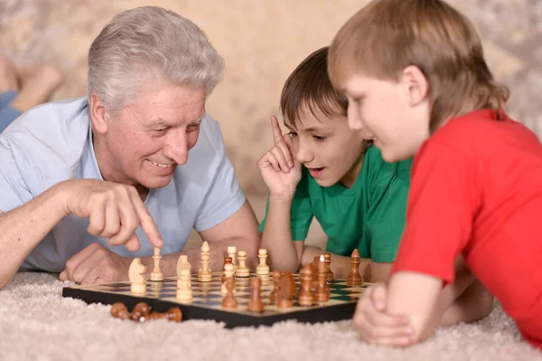 Chicos y su abuelo — Foto de Stock