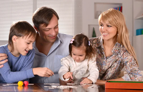 Neşeli çocuklu aile — Stok fotoğraf