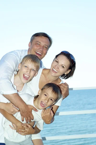 Porträt einer lustigen Familie — Stockfoto