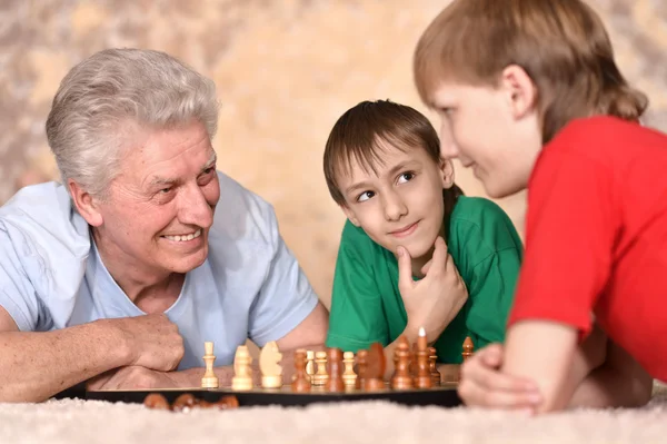 Chicos y su abuelo —  Fotos de Stock