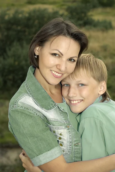 Happy mother and kid playing in the park — Stock Photo, Image
