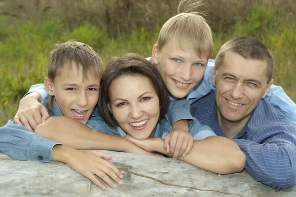 Familia feliz en un paseo — Foto de Stock