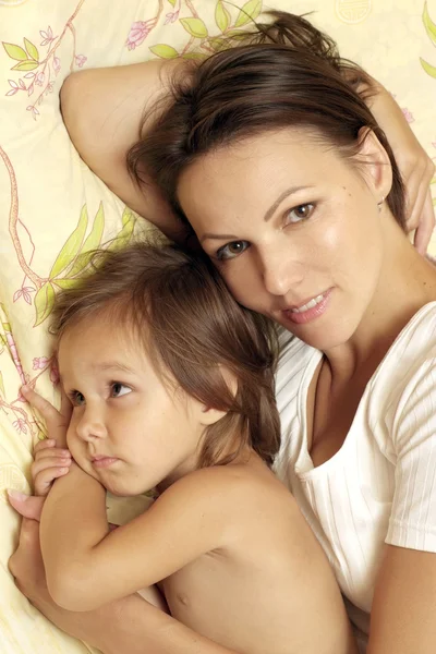 Joven madre e hija — Foto de Stock