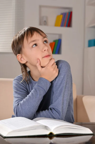 Ung pojke läser en bok — Stockfoto