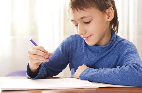 Jongen op papier — Stockfoto