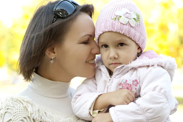 Maman et jeune fille marchant — Photo