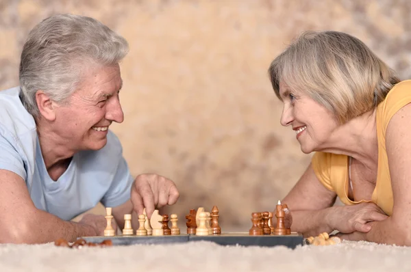 Älteres Ehepaar spielt — Stockfoto