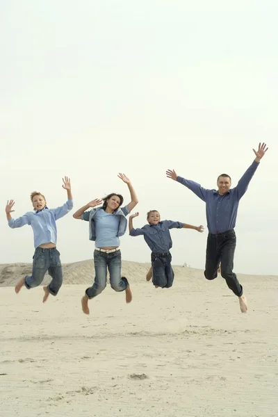 快乐的家庭跳跃 — 图库照片