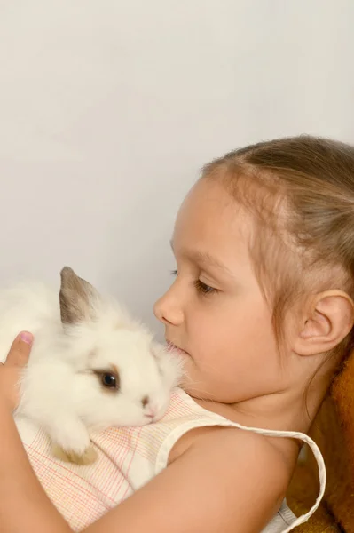 Fille avec un lapin — Photo