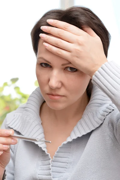 Mujer enferma de frío — Foto de Stock