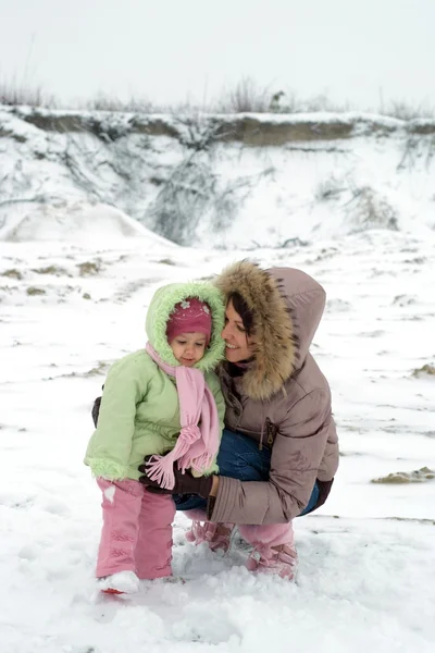 Mom and daughter in the winter — Stock Photo, Image