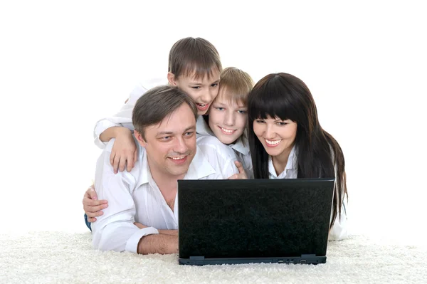 Bir dizüstü bilgisayar dinlenme aile — Stok fotoğraf
