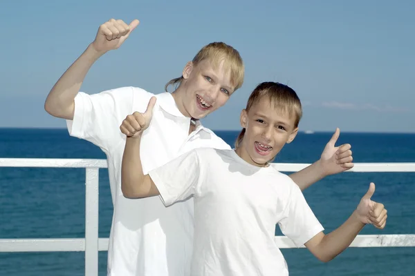 白いシャツの 2 人の男の子 — ストック写真