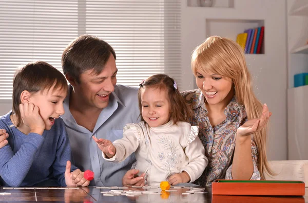 Neşeli çocuklu aile — Stok fotoğraf