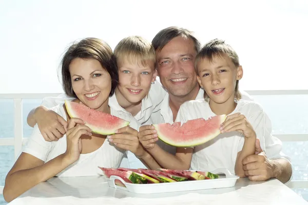 Hermosa familia comiendo sandía — Foto de Stock