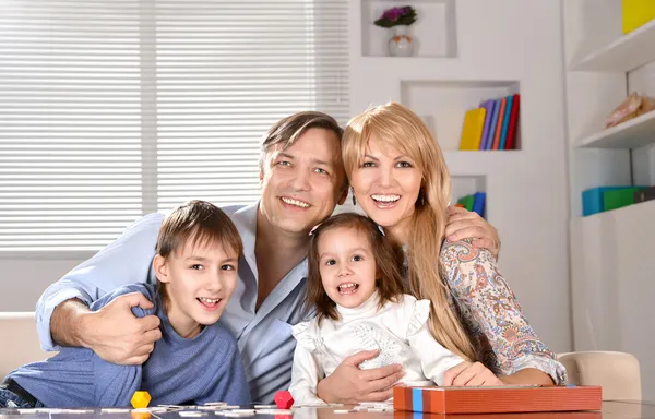 Família com crianças alegres — Fotografia de Stock