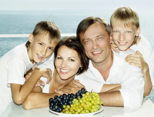 In de zomer en gelukkige familie — Stockfoto