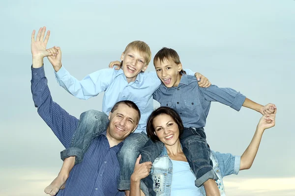 Хорошая семья позирует на свежем воздухе — стоковое фото