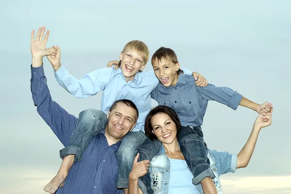 Agradable familia posando al aire libre — Foto de Stock