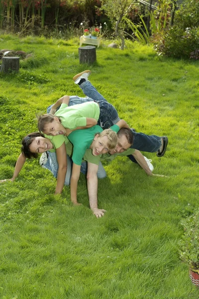 Familj i gröna t-shirts — Stockfoto