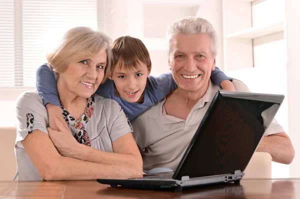 Junge mit seinen Großeltern — Stockfoto