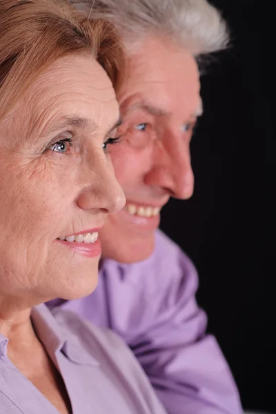 Pareja mayor en un negro — Foto de Stock