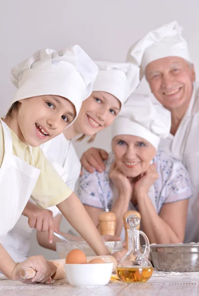 Ouder koppel en hun kleinkinderen — Stockfoto