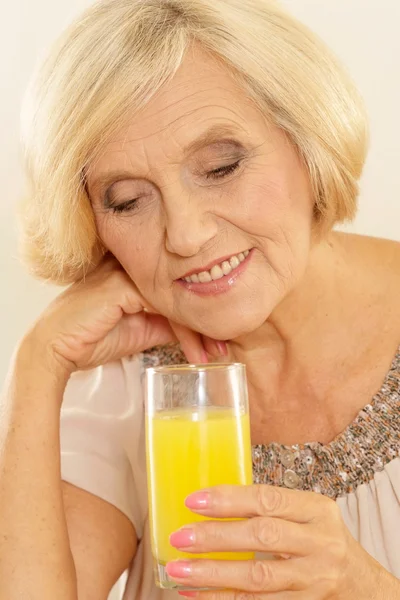 Vecchia con succo di frutta — Foto Stock