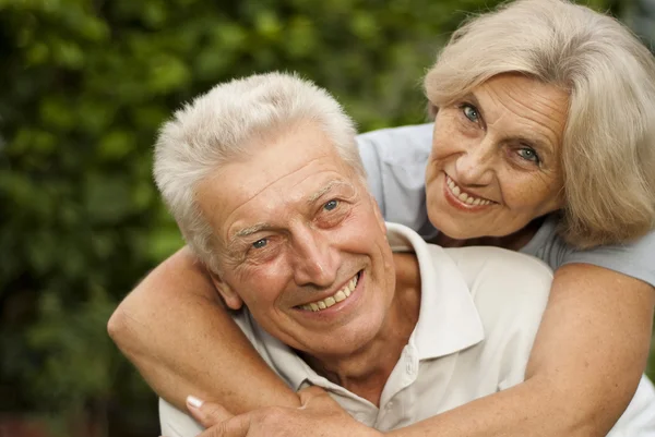 Adorable pareja de ancianos en el parque —  Fotos de Stock